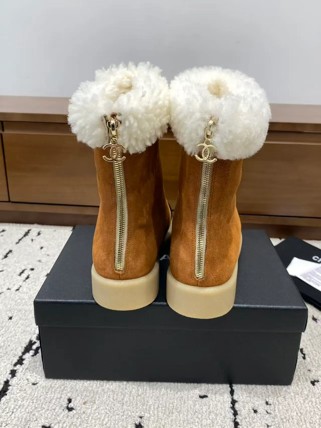 👟👟Ex-factory price 700👟👟 🍀Chanel 2025 autumn and winter furry snow boots. Chanel new autumn and winter genuine wool slippers and boots. Xiaoxiang’s 2025 autumn and winter most beautiful snow boots. Classic, beautiful and warm snow boots❤️Super warm! It's enough to have it this winter, it's really beautiful and fairy~ Materials and craftsmanship: The upper is made of custom sheepskin/wool/sheepskin, and the inner pads are all made of wool. It feels very soft and comfortable! The sole is the original TPU outsole Size: 35-39 (40.41 customized, non-refundable)